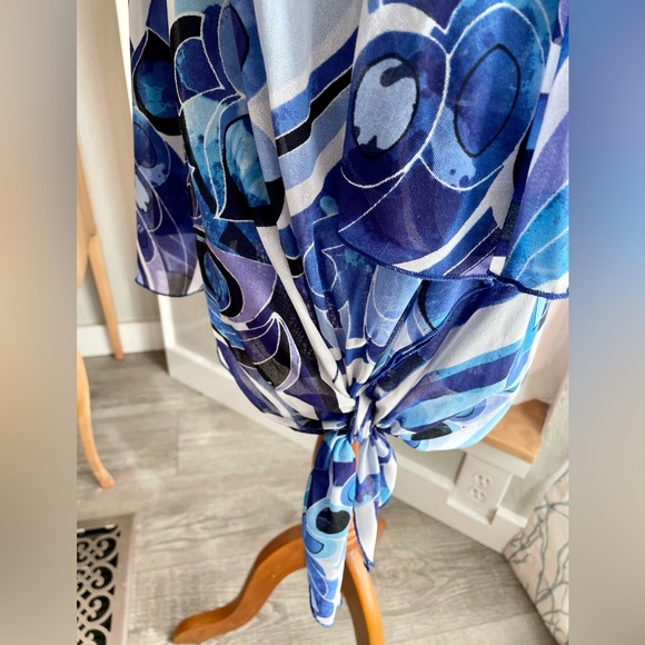 Traveler’s by Chico Blue Abstract Wrinkle Free Bouse- Traveler's size 3 - Picture 3 of 8